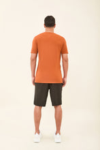 Laden Sie das Bild in den Galerie-Viewer, Model Back: Uv Line T-Shirt Pour Homme T-Shirt Sport Fit Caramelo Upf50+
