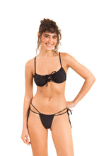 Laden Sie das Bild in den Galerie-Viewer, Model Front: Rio De Sol Haut Top Dots-Black Balconet-Tie
