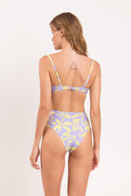 Laden Sie das Bild in den Galerie-Viewer, Model Back: Rio De Sol Haut Top Glow Bandeau-Joy
