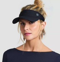 Laden Sie das Bild in den Galerie-Viewer, Model Front: Uv Line Visière Visor Athletic Dry Fem Black Upf50+
