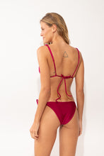 Laden Sie das Bild in den Galerie-Viewer, Model Back: Rio De Sol Bas Bottom Shimmer-Desejo Lacinho
