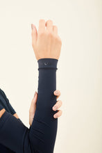 Laden Sie das Bild in den Galerie-Viewer, Model Front: Uv Line Gants Sun-Protection Sleeve Navy Upf50+
