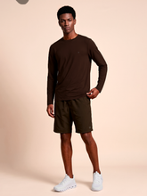 Laden Sie das Bild in den Galerie-Viewer, Model Front: Uv Line T-Shirt Longsleeve New Fit Textura Masc Brown Upf50+
