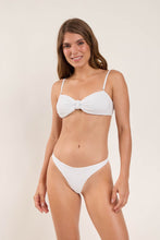 Laden Sie das Bild in den Galerie-Viewer, Model Front: Rio De Sol Haut Top Memphis-White Bandeau-Joy
