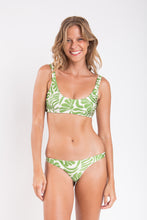 Laden Sie das Bild in den Galerie-Viewer, Model Front: Rio De Sol Ensemble Set Flow Bliss Mia
