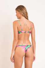 Laden Sie das Bild in den Galerie-Viewer, Model Back: Rio De Sol Ensemble Set Parrots Bandeau-Crispy Cheeky-Crispy
