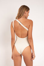 Laden Sie das Bild in den Galerie-Viewer, Model Back: Rio De Sol Une Pièce Brisa-Offwhite Sienna
