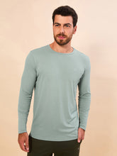 Laden Sie das Bild in den Galerie-Viewer, Model Front: Uv Line T-Shirt Longsleeve New Fit Masc Verde Agua Upf50+
