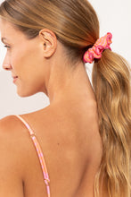 Laden Sie das Bild in den Galerie-Viewer, Model Front: Rio De Sol Chouchou Solea Scrunchie
