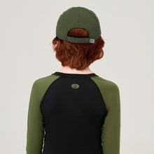 Laden Sie das Bild in den Galerie-Viewer, Model Back: Uv Line Casquette Cap Teens Colors Inf Green Militar Upf50+
