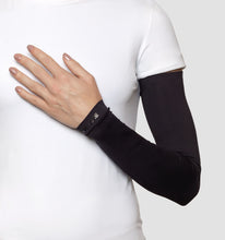 Laden Sie das Bild in den Galerie-Viewer, Model Front: Uv Line Gants Long Sleeve Uni Black Upf50+

