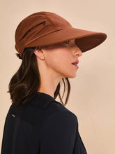 Laden Sie das Bild in den Galerie-Viewer, Model Back: Uv Line Casquette Visor Capri Colors Nac Fem Coniac Upf50+
