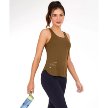 Laden Sie das Bild in den Galerie-Viewer, Model Front: Alto Giro Fitness Haut Regata Skin Fit Inspiracional Verde Olive
