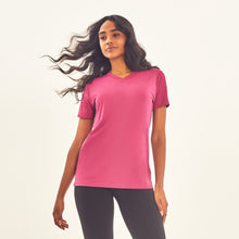 Laden Sie das Bild in den Galerie-Viewer, Model Front: Uv Line Fitness Haut T-Shirt Sport Fit Fuchsia Upf50+
