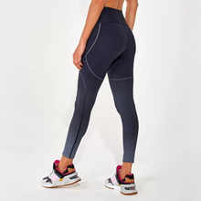 Laden Sie das Bild in den Galerie-Viewer, Model Back: Alto Giro Fitness Bas Legging Hyper Ag Graphic Degrade Preto
