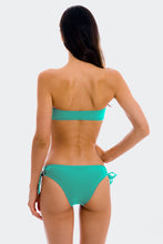 Laden Sie das Bild in den Galerie-Viewer, Model Back: Rio De Sol Ensemble Set Opal Bandeau-Reto Madrid
