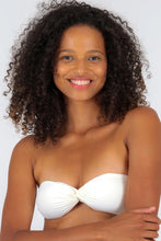 Laden Sie das Bild in den Galerie-Viewer, Gallery: Rio De Sol Haut Top Off-White Twist
