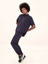Laden Sie das Bild in den Galerie-Viewer, Model Front: Uv Line Chemise Shirt Copa Black Upf50+
