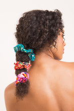 Laden Sie das Bild in den Galerie-Viewer, Image 03: Rio De Sol Chouchou Rain Scrunchie
