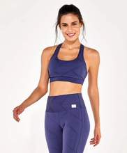 Laden Sie das Bild in den Galerie-Viewer, Model Front: Alto Giro Fitness Haut Top Circuit Blackout Costas Nadador Cinza Graystone
