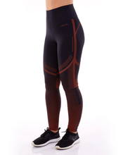Laden Sie das Bild in den Galerie-Viewer, Model Front: Alto Giro Fitness Bas Legging Bodytex Ii Com Degrade Preto
