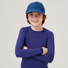 Laden Sie das Bild in den Galerie-Viewer, Model Front: Uv Line Casquette Cap Teens Colors Inf Navyblue Upf50+
