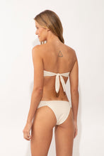 Laden Sie das Bild in den Galerie-Viewer, Model Back: Rio De Sol Bas Bottom Malibu-Natural Baobi
