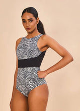 Laden Sie das Bild in den Galerie-Viewer, Model Front: Uv Line Une Pièce Swimsuit Verena Asas Upf50+
