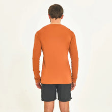 Laden Sie das Bild in den Galerie-Viewer, Model Back: Uv Line T-Shirt Pour Homme Longsleeve Sport Fit Caramelo
