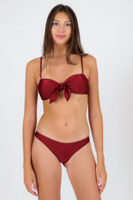 Laden Sie das Bild in den Galerie-Viewer, Model Front: Rio De Sol Haut Top Shimmer-Divino Bandeau-Knot
