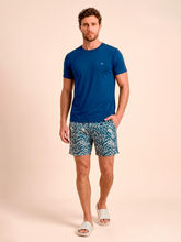 Laden Sie das Bild in den Galerie-Viewer, Model Front: Uv Line Bermuda / Short Pour Homme Shorts Acqua Boxer Tie Dye Blue Upf50+
