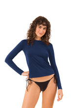 Laden Sie das Bild in den Galerie-Viewer, Model Front: Rio De Sol Haut Navy Rash-Guard
