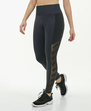 Laden Sie das Bild in den Galerie-Viewer, Model Front: Alto Giro Fitness Bas Legging Hyper Bordado Lateral Preto
