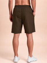 Laden Sie das Bild in den Galerie-Viewer, Model Back: Uv Line Bermuda / Short Pour Homme Shorts New Fit Masc Brown Upf50+
