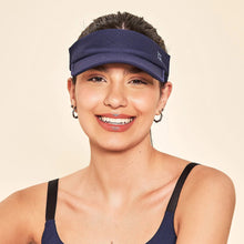 Laden Sie das Bild in den Galerie-Viewer, Model Front: Uv Line Visière Elastic Visor Navy Blue Upf50+
