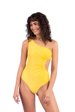 Laden Sie das Bild in den Galerie-Viewer, Model Front: Rio De Sol Une Pièce Malibu-Yellow Maeve
