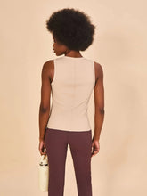 Laden Sie das Bild in den Galerie-Viewer, Model Back: Uv Line Fitness Haut Regata Fem Ribbed Sand Upf50+
