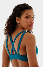 Laden Sie das Bild in den Galerie-Viewer, Model Back: Alto Giro Fitness Haut Top Up Co2 Com Recortes Atlanta Azul

