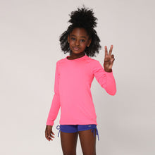 Laden Sie das Bild in den Galerie-Viewer, Model Front: Uv Line T-Shirt Camiseta Uvlight Pink Fluor Spf50+
