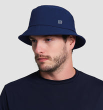 Laden Sie das Bild in den Galerie-Viewer, Model Front: Uv Line Bob Hat Toronto Colors Masc Navy Blue Upf50+
