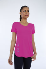 Laden Sie das Bild in den Galerie-Viewer, Model Front: Alto Giro Fitness Haut T-Shirt Skin Fit Inspiracionais Pink Choque
