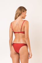 Laden Sie das Bild in den Galerie-Viewer, Model Back: Rio De Sol Ensemble Set Shimmer-Liquor Bandeau-Joy Essential
