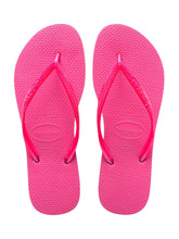 Laden Sie das Bild in den Galerie-Viewer, Model Front: Havaianas Tongs Slim Shocking Pink
