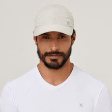 Laden Sie das Bild in den Galerie-Viewer, Model Front: Uv Line Casquette Cap Uv Pro Masc Sand Upf50+
