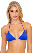 Laden Sie das Bild in den Galerie-Viewer, Model Front: Luli Fama Haut Top Seamless Blue My Mind Orillas
