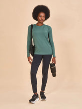 Laden Sie das Bild in den Galerie-Viewer, Model Front: Uv Line T-Shirt Longsleeve Fem New Fit Textura Verde Jade Upf50+

