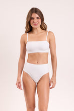 Laden Sie das Bild in den Galerie-Viewer, Model Front: Rio De Sol Haut Top Memphis-White Bandeau-Reto
