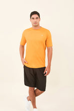 Laden Sie das Bild in den Galerie-Viewer, Model Front: Uv Line T-Shirt Pour Homme T-Shirt Uvpro Masc Orange Upf50+
