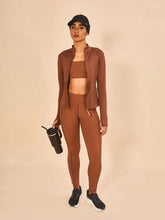 Laden Sie das Bild in den Galerie-Viewer, Model Front: Uv Line Fitness Bas Legging Fit Aspen Brown Upf50+
