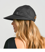 Laden Sie das Bild in den Galerie-Viewer, Model Back: Uv Line Casquette Visor Nice Fem Black Upf50+
